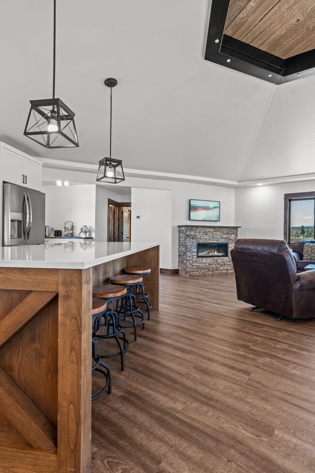 Building Photo - Luxury Home for Rent – Expansive Acreage, ...
