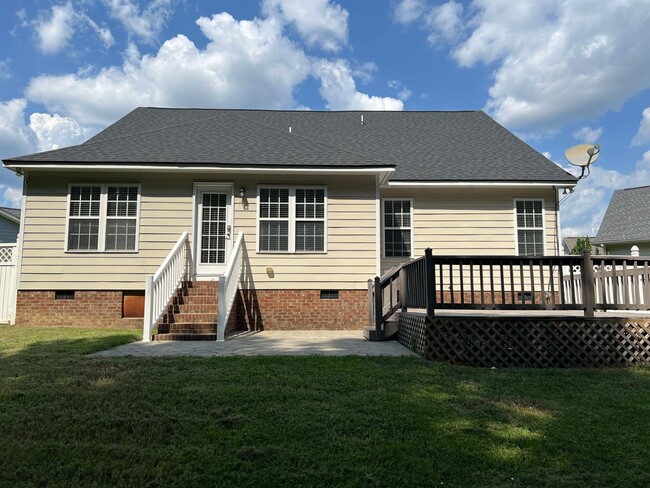 Building Photo - Charming 4 Bed, 3 Bath Home in Raeford