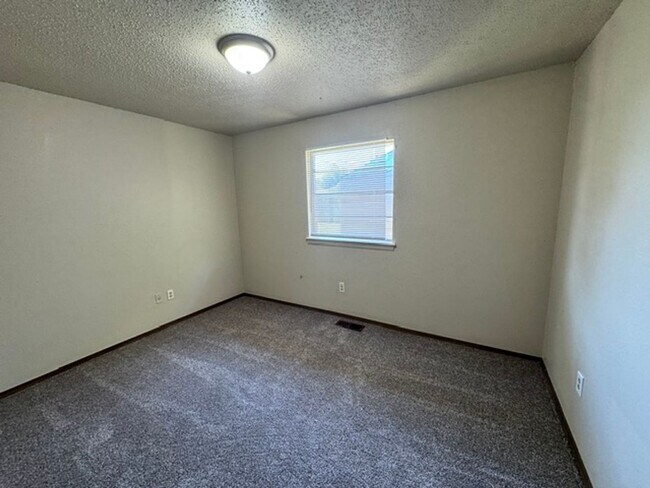 Building Photo - 2 Bedrooms, 1 1/2 baths and a 1 car garage duplex for rent in SW OKC near SW 89th and Penn!