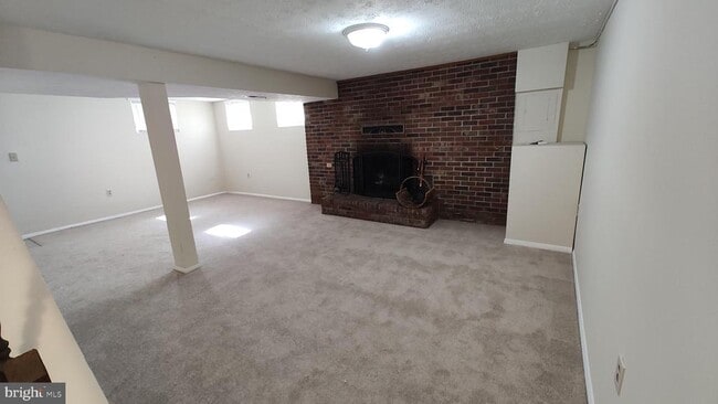 Building Photo - 8638 Saxon Cir