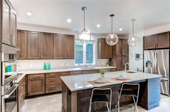 Building Photo - Luxurious 4-bedroom Townhome