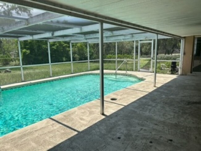Building Photo - Large  3 bedroom, 2 bath pool home.