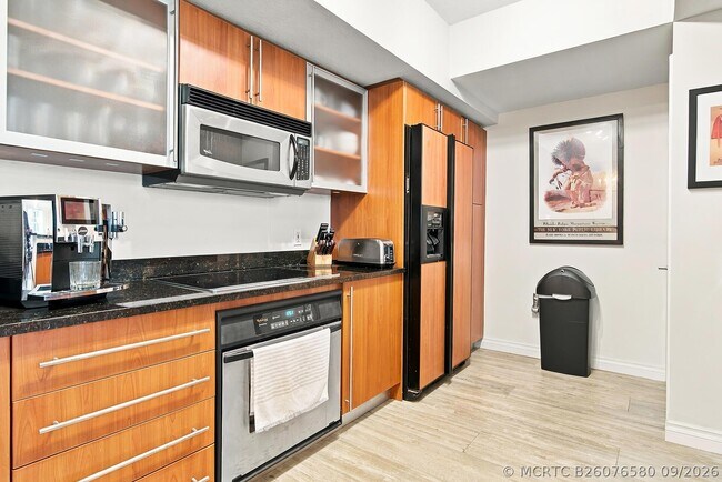 Building Photo - 1551 N Flagler Dr