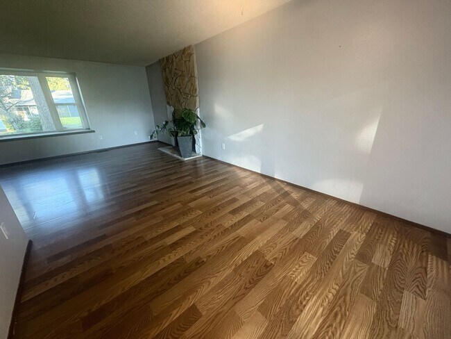 Building Photo - Charming Puyallup Home – Spacious & Updated