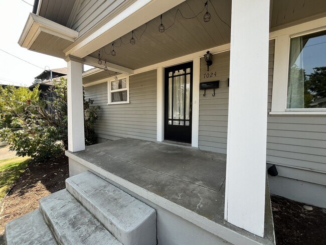 Building Photo - Charming Portland Home with Original Hardwood Floors, Finished Basement & Large Kitchen