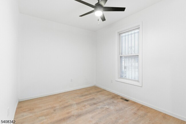 Building Photo - 528 S 13th St