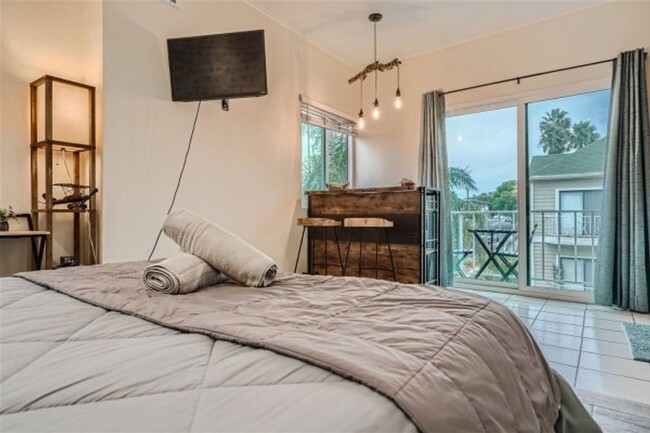 Building Photo - Charming Studio in San Diego