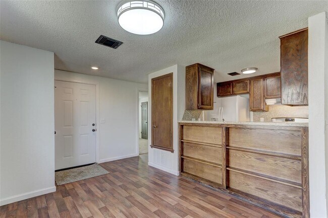 Building Photo - 2121 Meench Dr