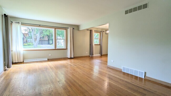 Building Photo - 330 S Oak St