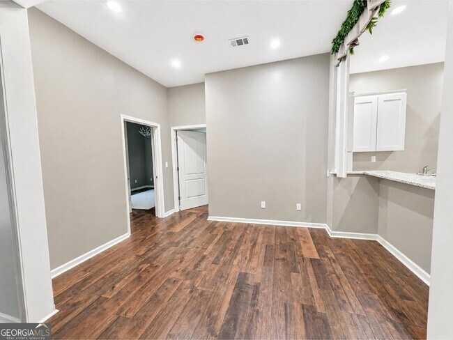 Building Photo - 5589 River Rd