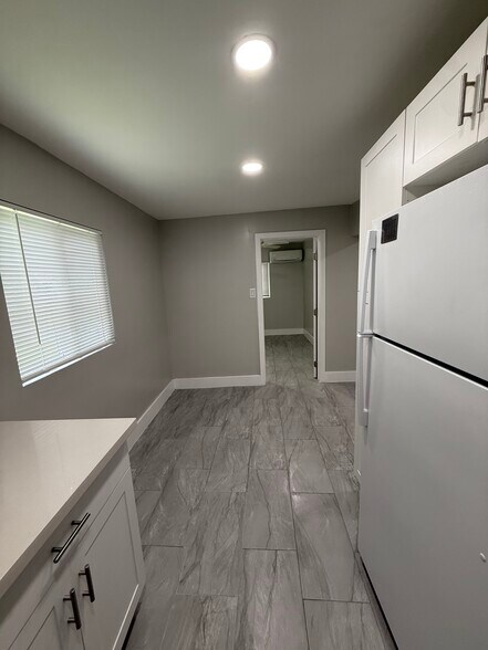 Dining area - 4510 SW 19th St