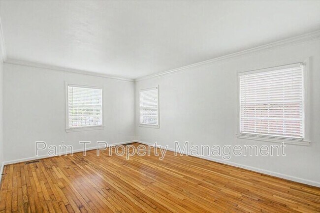 Building Photo - 736 E 45th St