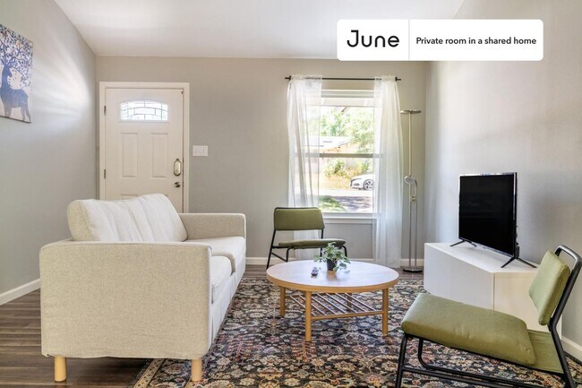 Building Photo - Private bedroom in 3 bed/2 bath Home