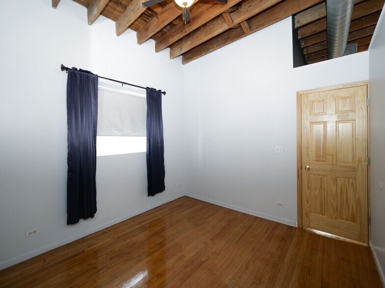 Building Photo - 2849 W Belmont Ave