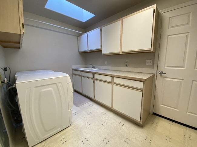 Building Photo - Spacious 4-bedroom with Panoramic Deck Next to Ferndale High