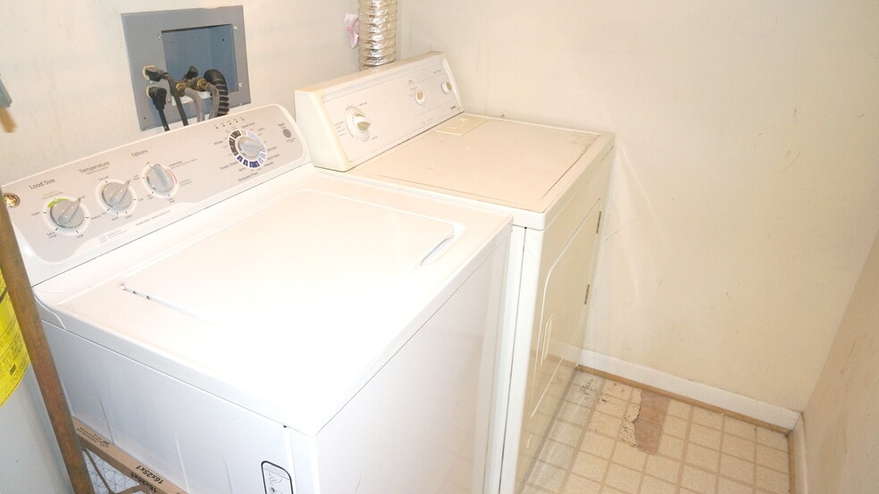 Full Size Washer & Dryer - 2206 Gingell Pl
