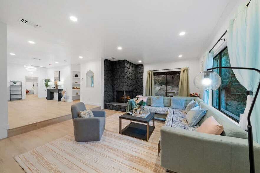 Building Photo - 5048 Bluff Pl