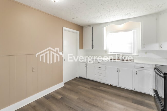 Building Photo - 6701 Fairway Dr