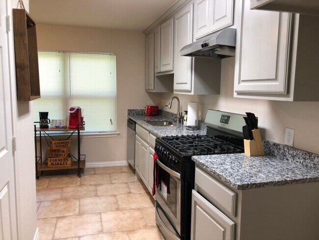 Building Photo - Move in Ready - 3 bedroom 2 bath 1 car garage