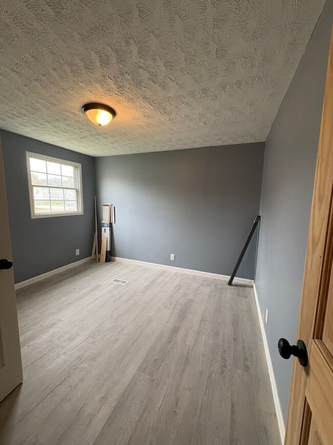 Building Photo - Recently Remodeled