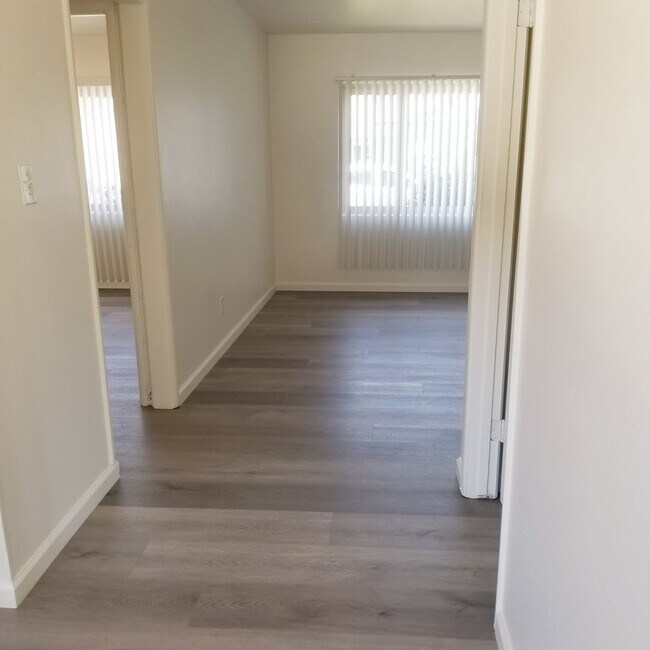 Building Photo - Cozy 2 bedroom and 1 bathroom near Port Hueneme Beach!