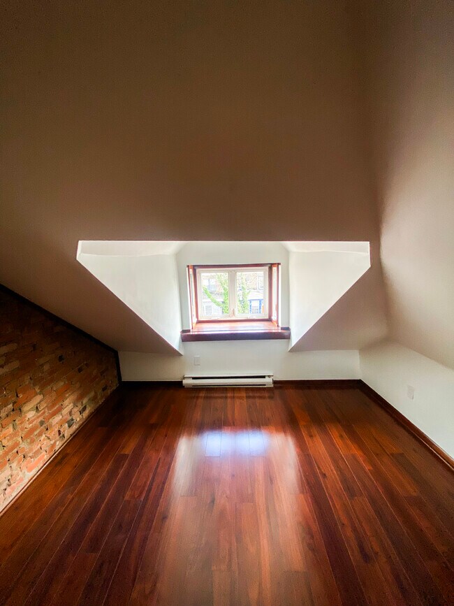 Bay Windows - 505 N Rodney St