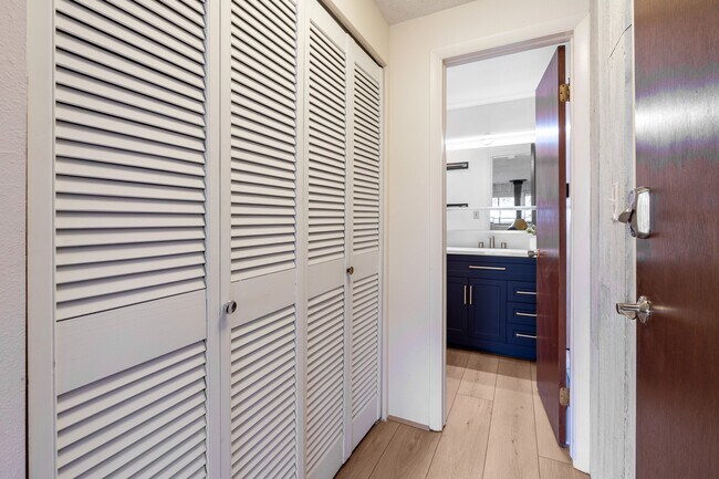 Building Photo - 700 S Monarch St