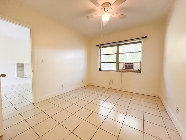 Building Photo - 1021 NE 8th Ave