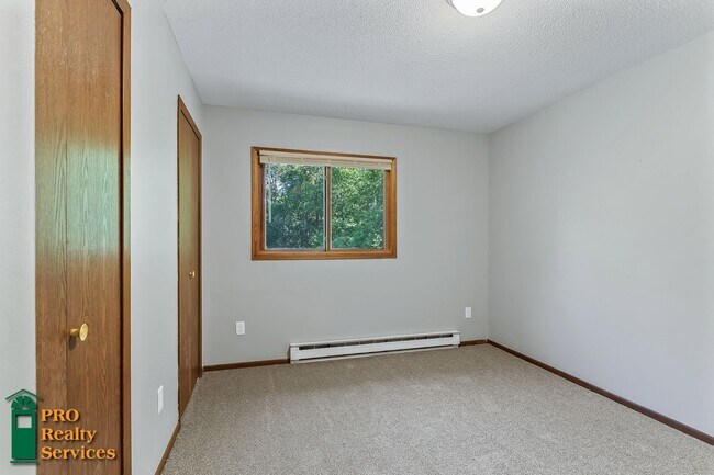 Building Photo - Spacious 4 Bedroom Home **Half Off October...