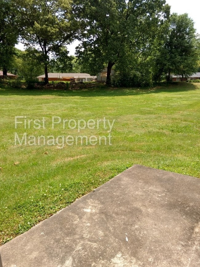 Building Photo - 2 bedroom 1 bath Duplex East Ridge
