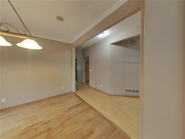 Building Photo - 8915 Umbria Pl N