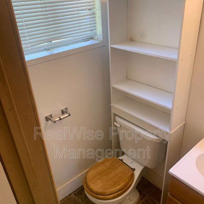 Building Photo - 940 SE N St