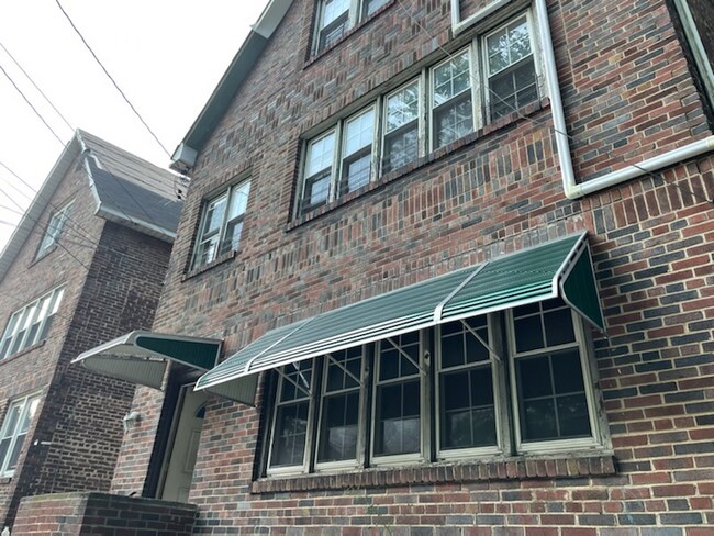 Building Photo - 665 S 3rd Ave