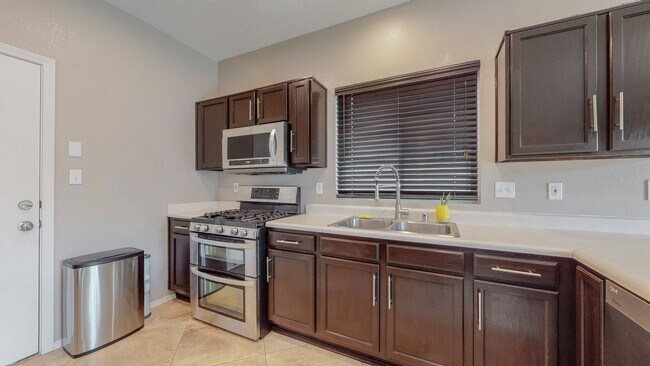 Building Photo - Vista Del Norte neighborhood 3 Bedroom