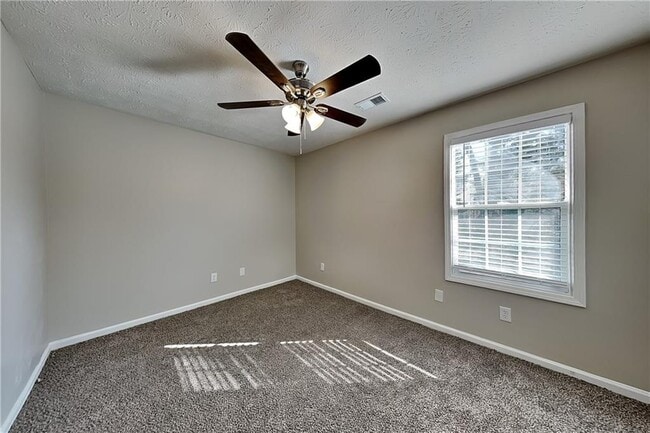 Building Photo - 11 Emerald Ct