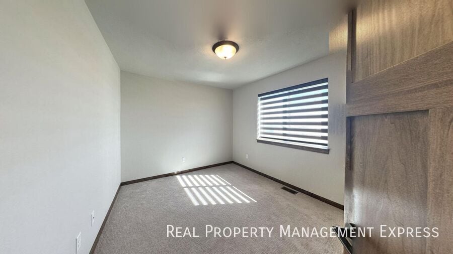 Building Photo - Stunning 3-Bedroom 2.5-Bathroom Townhome