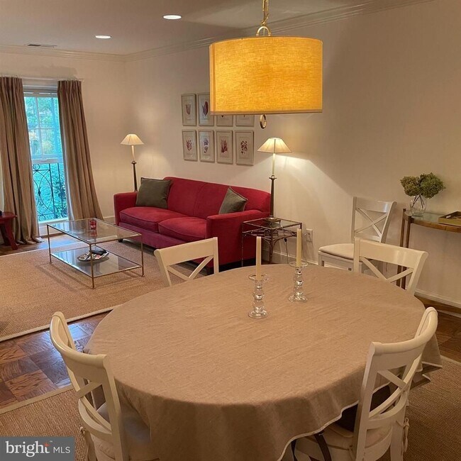 Building Photo - Wesley Heights Beautiful Fully Furnished 2 Bed, Two and a Half Bath