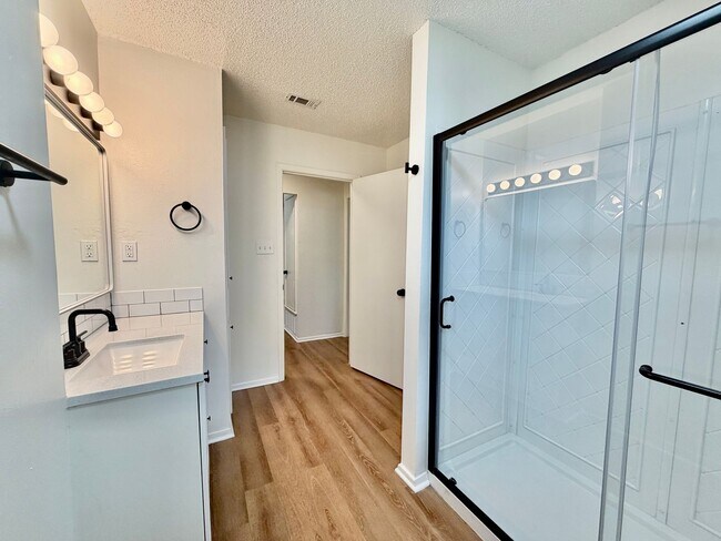 Building Photo - Immaculately Improved 2 Bedroom / 1 Bathroom Duplex & Immediately Available!