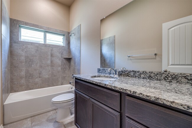 Building Photo - 2025 Lake Vista Dr