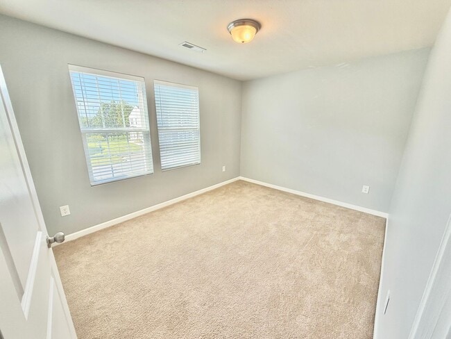 Building Photo - Beautiful 2 Bed 2.5 Bath townhome located ...