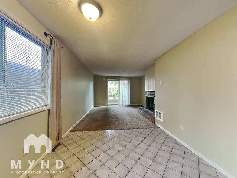 Building Photo - 707 NE 108th Ave