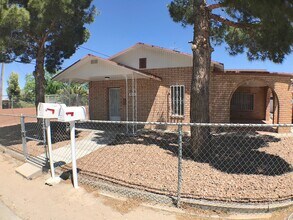 Building Photo - West El Paso 2 bed Refrig A/C duplex