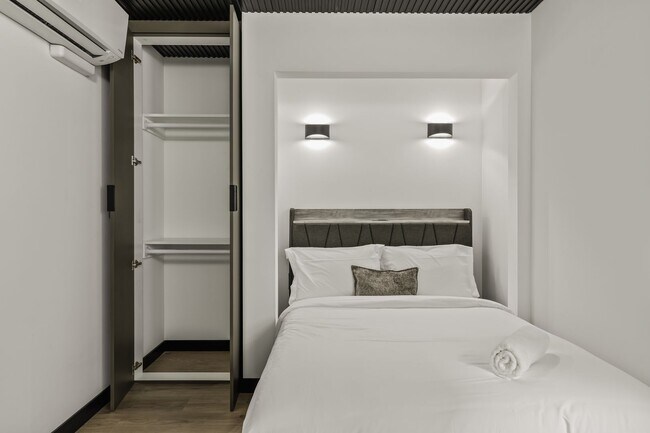 Building Photo - A 5 bedroom, 4 bathroom Fully Furnished Apartment at 1515 1/2 Selby Ave.