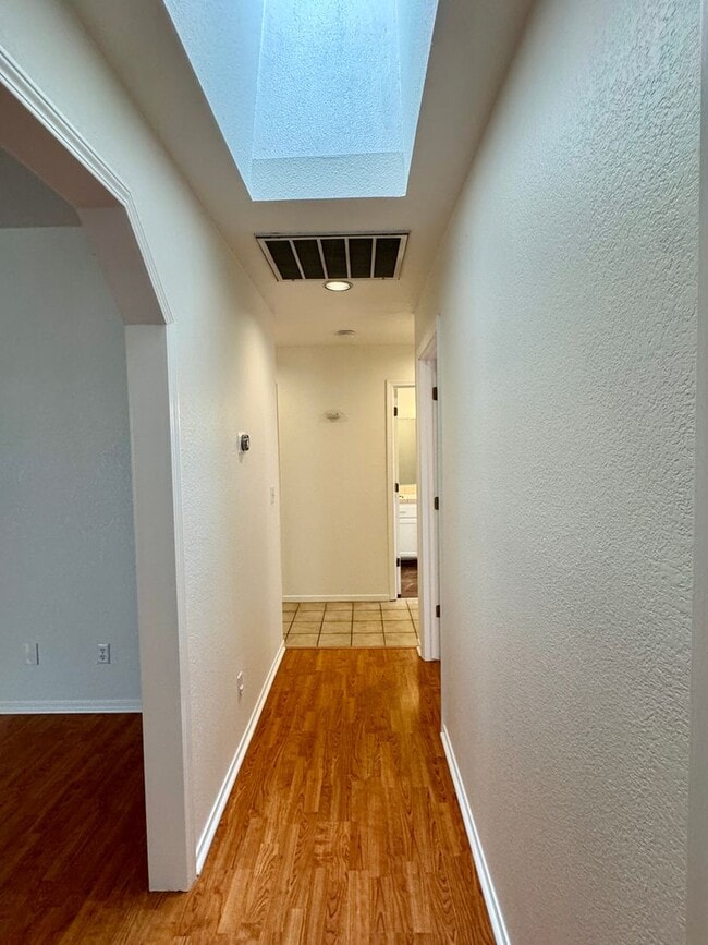 Building Photo - Adorable Home Available Now in Davis!