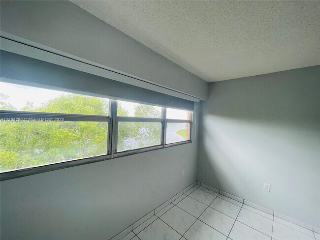 Building Photo - 571 SW 141st Ave