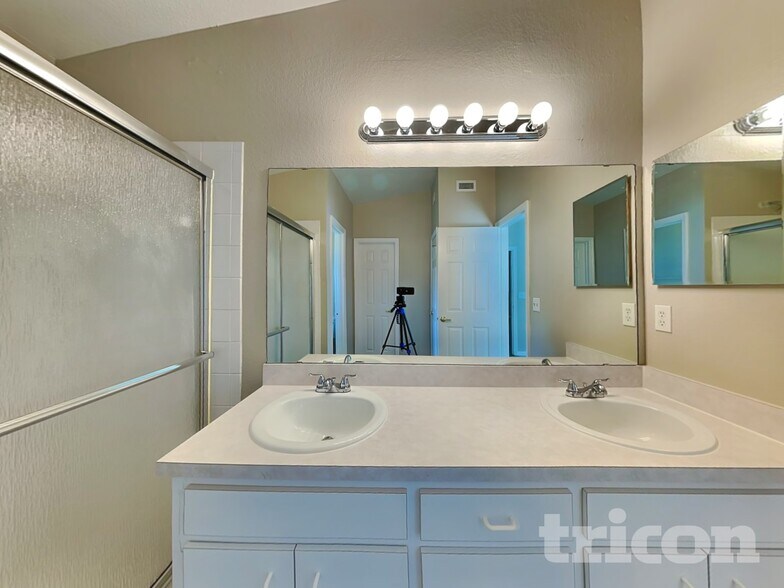 Building Photo - 7641 Manor Dr