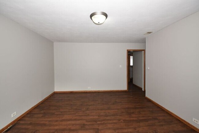 Building Photo - Mishawaka 3 bedroom ranch with large family room and fenced yard