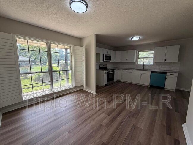 Building Photo - 33 Single Oaks Dr