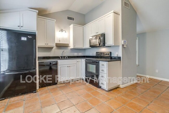 Building Photo - 3528 Rogers Ave