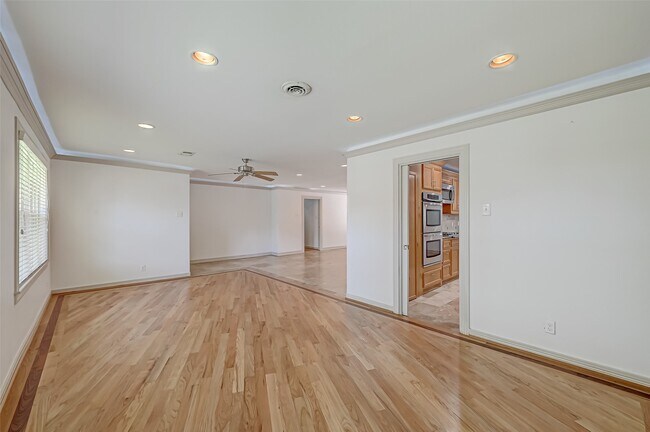 Building Photo - 5611 Briarbend Dr